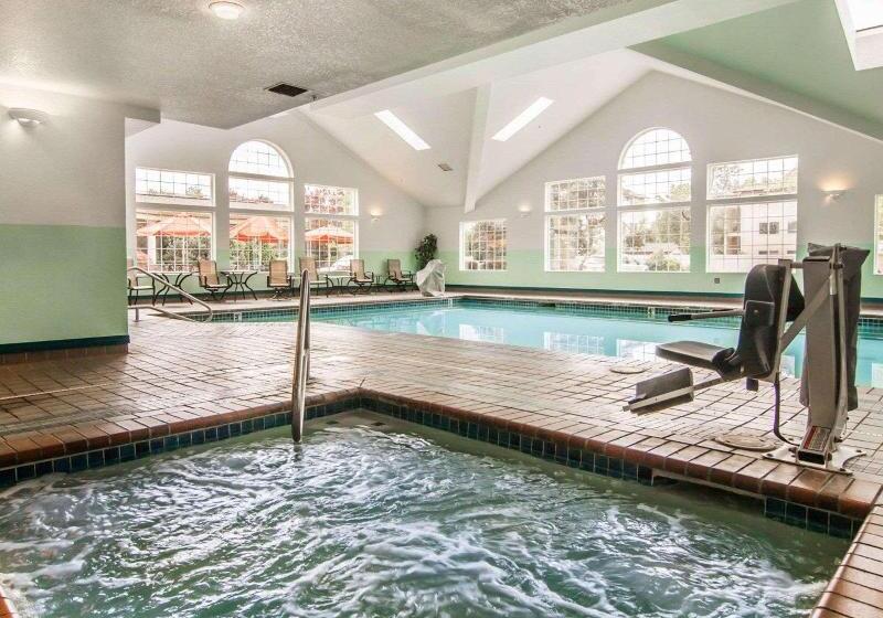 فندق Comfort Suites