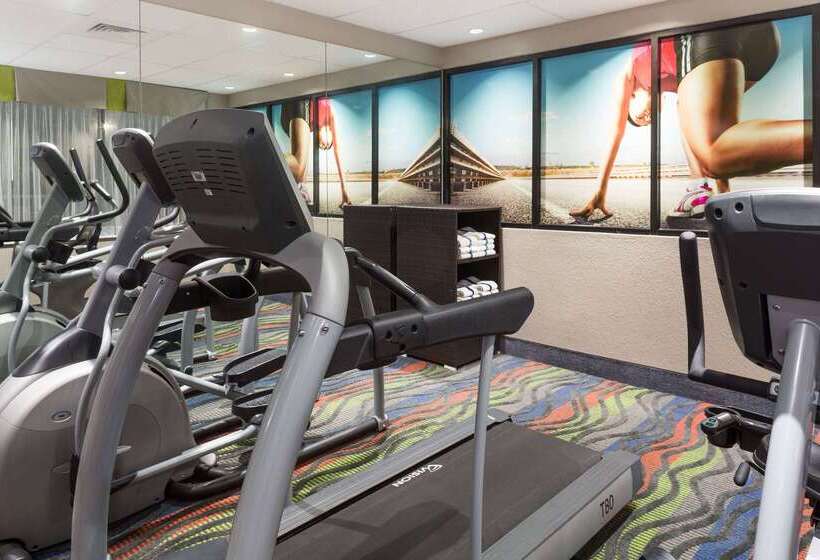 בית מלון כפרי Days Inn & Suites By Wyndham Fort Myers Near Jetblue Park