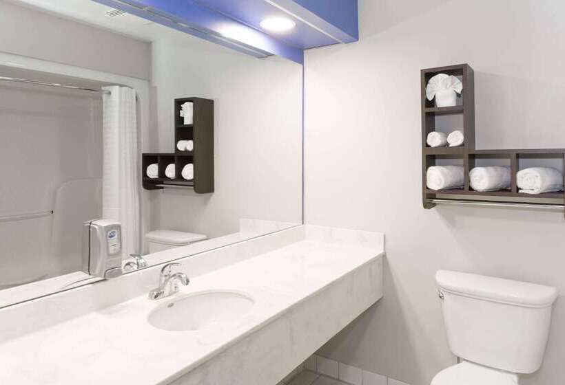 בית מלון כפרי Days Inn & Suites By Wyndham Fort Myers Near Jetblue Park