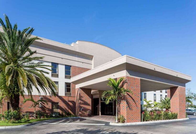 בית מלון כפרי Days Inn & Suites By Wyndham Fort Myers Near Jetblue Park