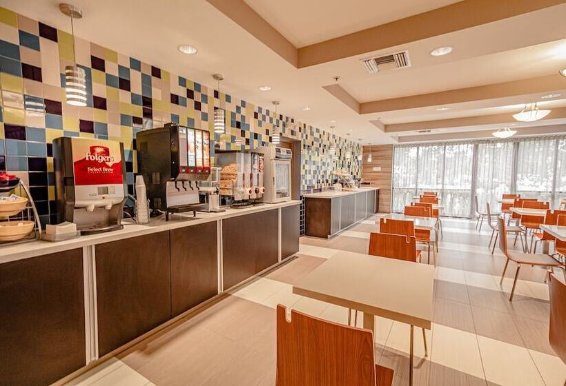 בית מלון כפרי Days Inn & Suites By Wyndham Fort Myers Near Jetblue Park