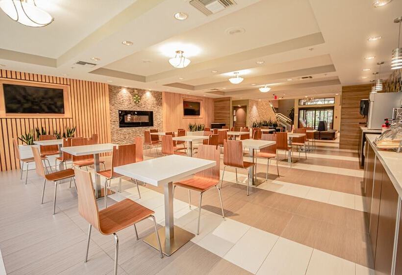 בית מלון כפרי Days Inn & Suites By Wyndham Fort Myers Near Jetblue Park