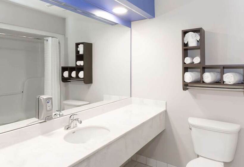 בית מלון כפרי Days Inn & Suites By Wyndham Fort Myers Near Jetblue Park