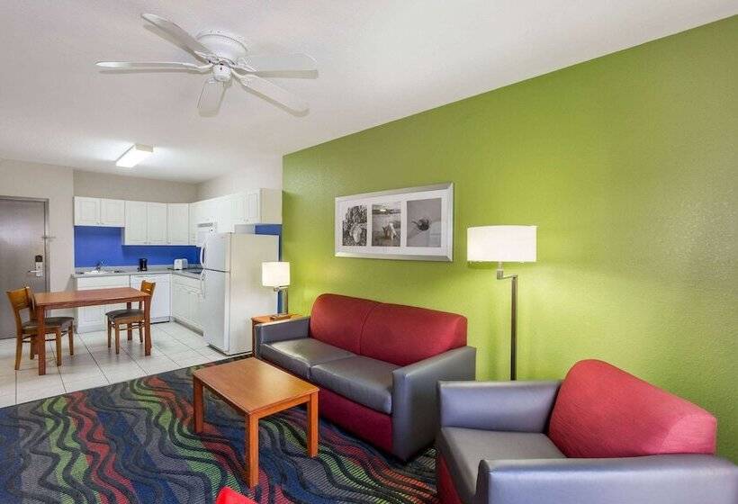 בית מלון כפרי Days Inn & Suites By Wyndham Fort Myers Near Jetblue Park