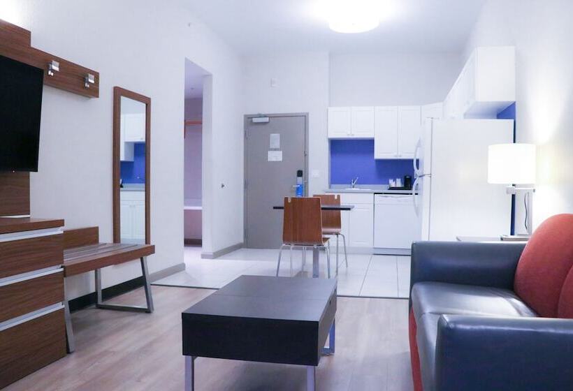 בית מלון כפרי Days Inn & Suites By Wyndham Fort Myers Near Jetblue Park