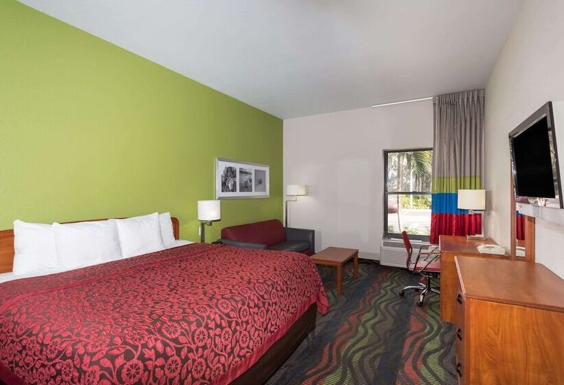 בית מלון כפרי Days Inn & Suites By Wyndham Fort Myers Near Jetblue Park