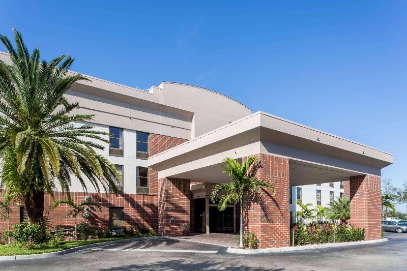 בית מלון כפרי Days Inn & Suites By Wyndham Fort Myers Near Jetblue Park
