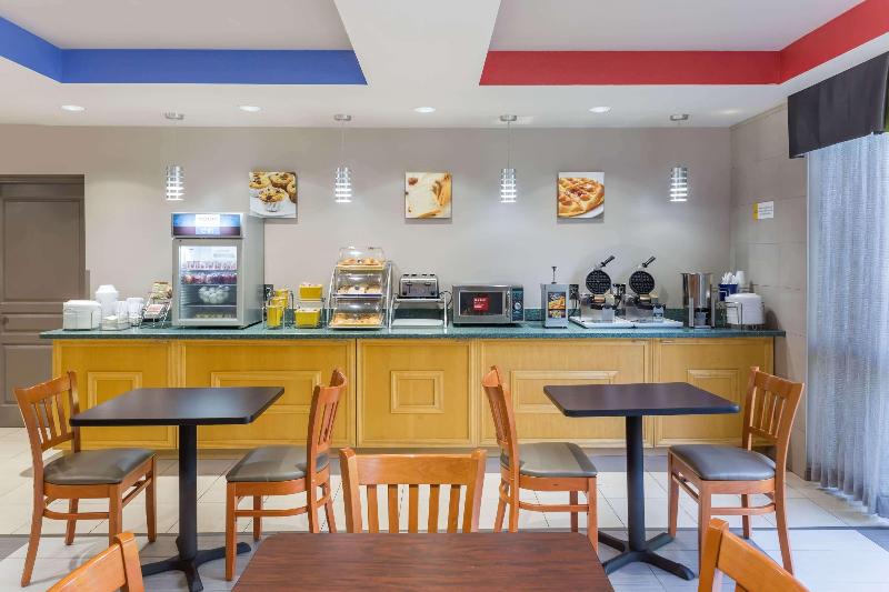 בית מלון כפרי Days Inn & Suites By Wyndham Fort Myers Near Jetblue Park