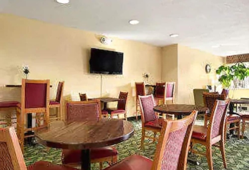 هتل Days Inn & Suites By Wyndham Lafayette In