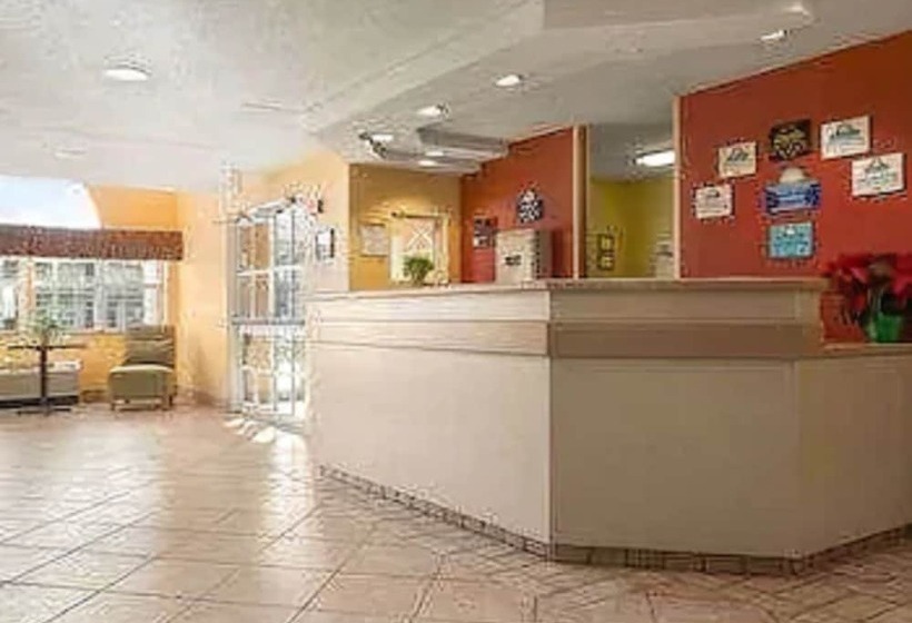هتل Days Inn & Suites By Wyndham Lafayette In