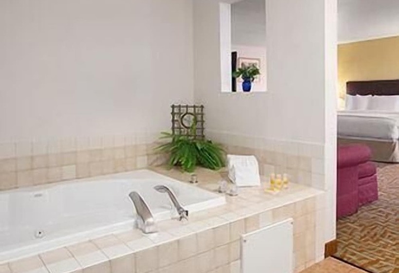 Отель Days Inn & Suites By Wyndham Spokane Airport Airway Heights