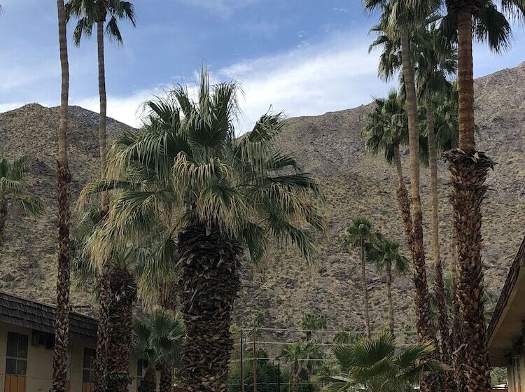 فندق Desert Lodge