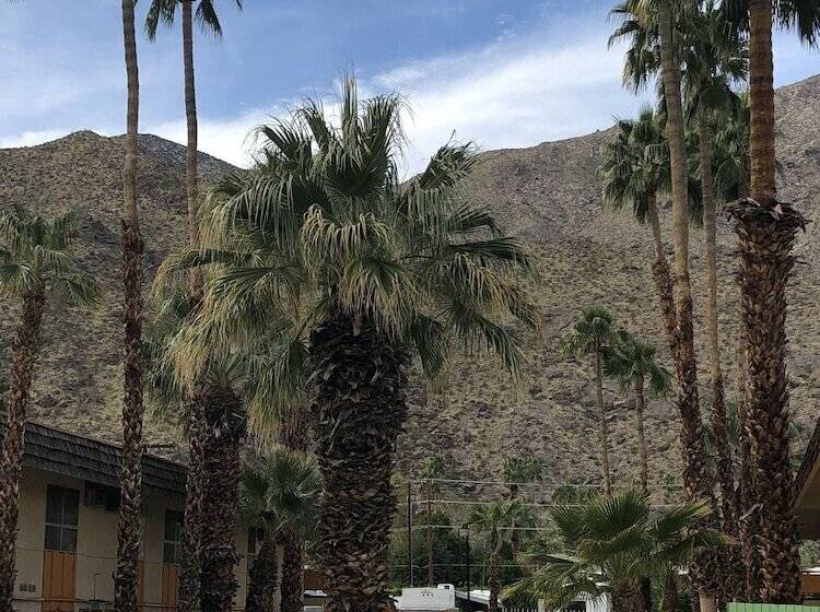 فندق Desert Lodge