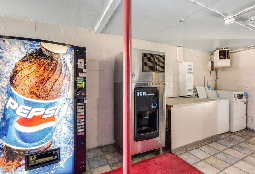 בית מלון כפרי Econo Lodge Inn & Suites