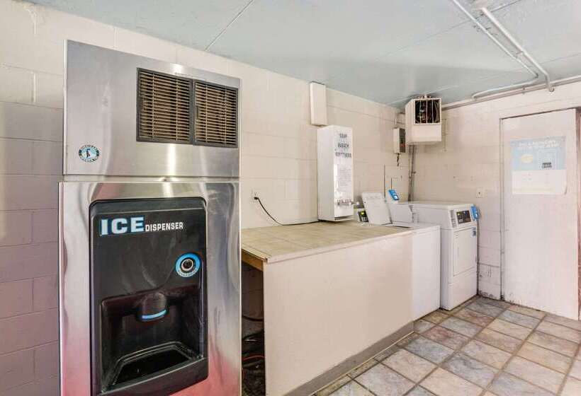 בית מלון כפרי Econo Lodge Inn & Suites