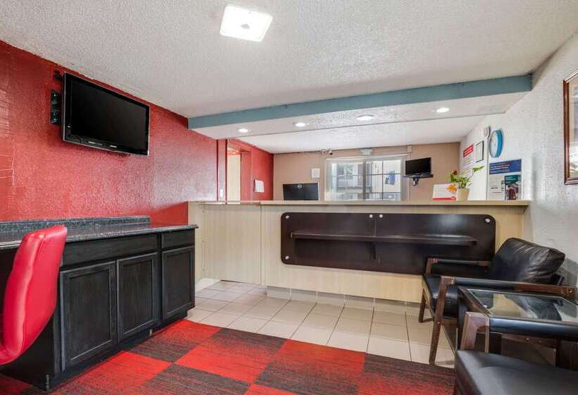 فندق Econo Lodge Inn & Suites