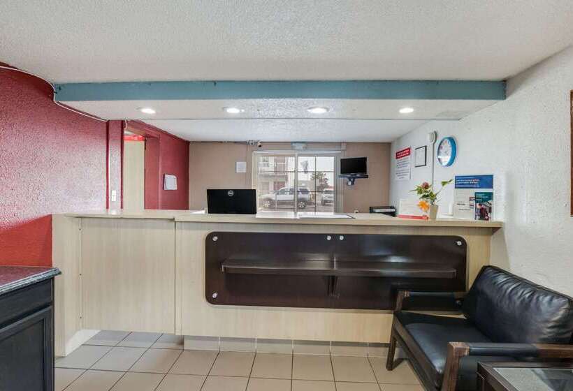 בית מלון כפרי Econo Lodge Inn & Suites