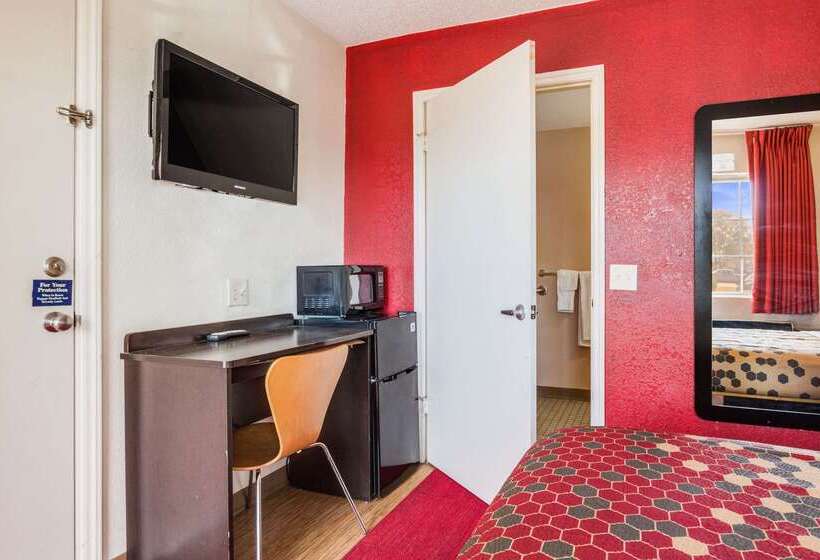 فندق Econo Lodge Inn & Suites