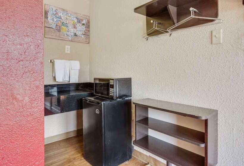 בית מלון כפרי Econo Lodge Inn & Suites