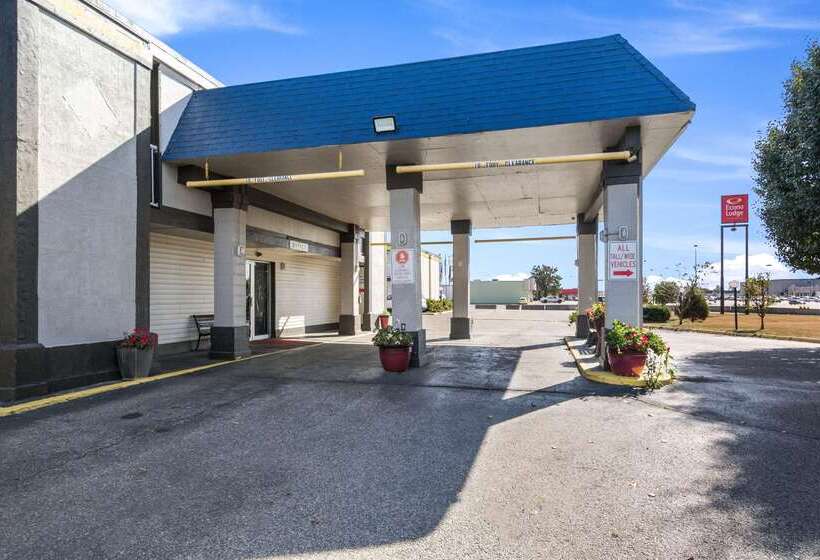 فندق Econo Lodge Inn & Suites