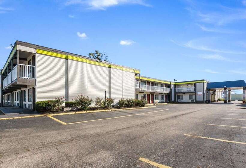 בית מלון כפרי Econo Lodge Inn & Suites