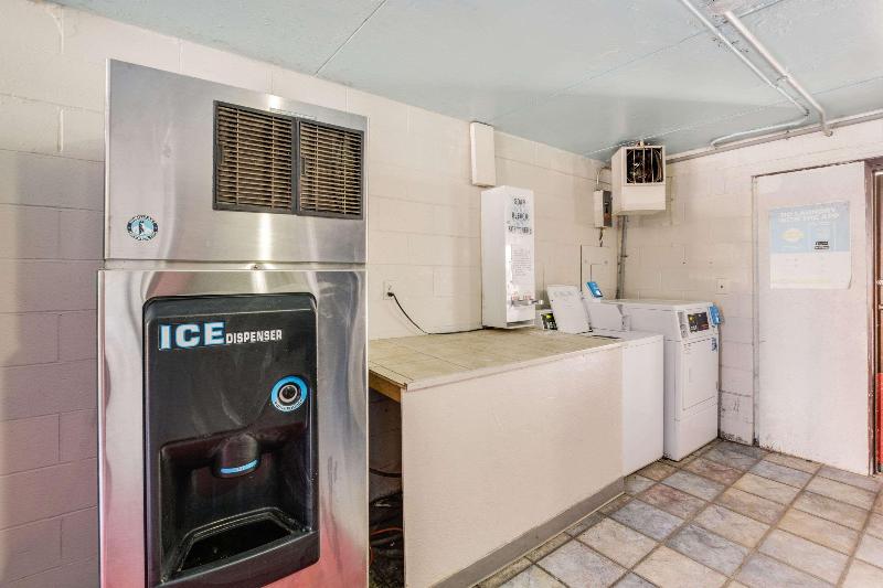 فندق Econo Lodge Inn & Suites