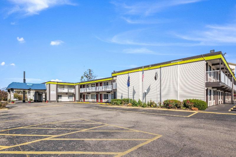 בית מלון כפרי Econo Lodge Inn & Suites