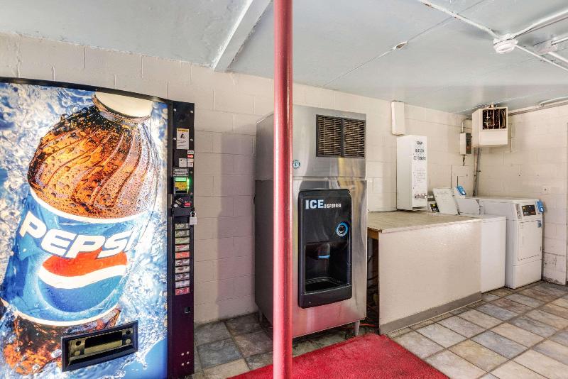 בית מלון כפרי Econo Lodge Inn & Suites