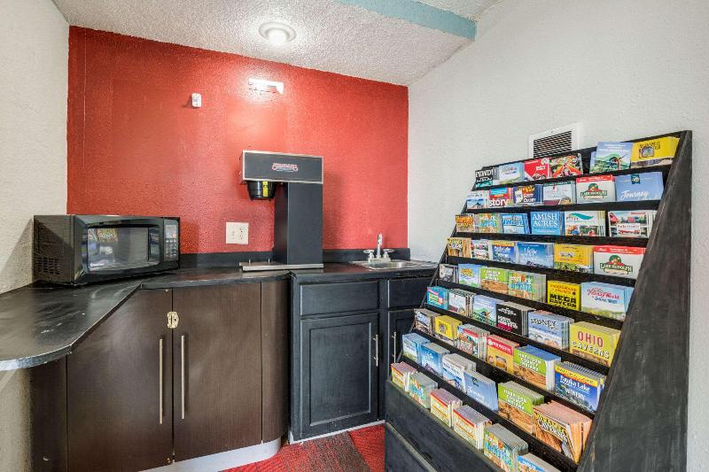 בית מלון כפרי Econo Lodge Inn & Suites