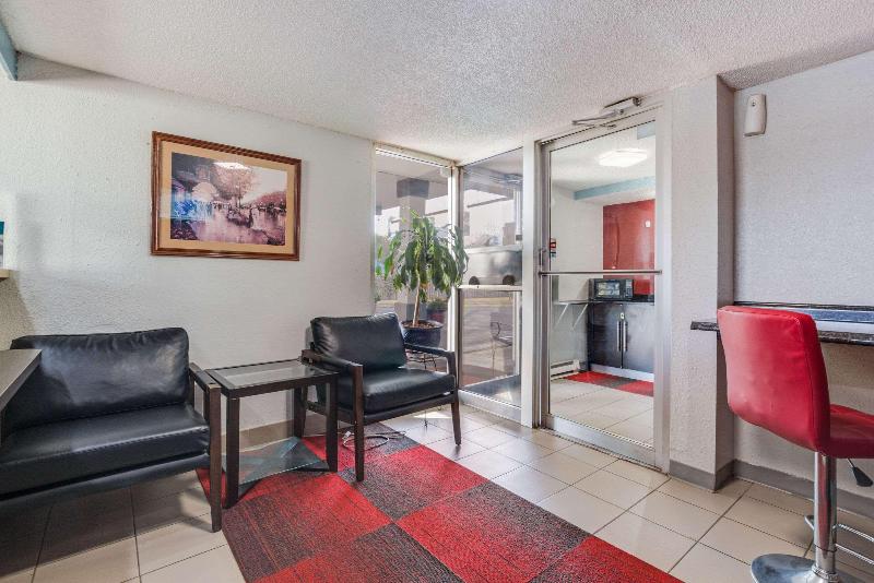 فندق Econo Lodge Inn & Suites