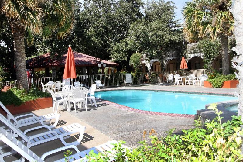 בית מלון כפרי Family Garden Inn & Suites