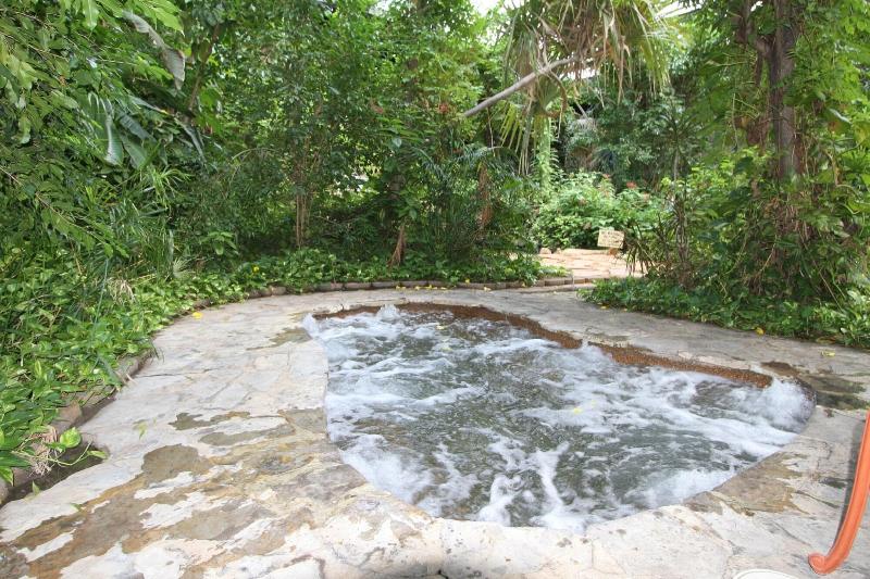 בית מלון כפרי Family Garden Inn & Suites