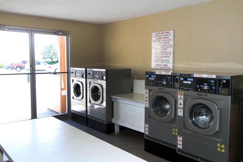 בית מלון כפרי Family Garden Inn & Suites