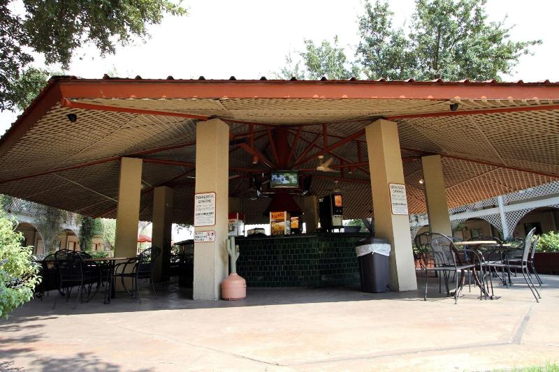 בית מלון כפרי Family Garden Inn & Suites