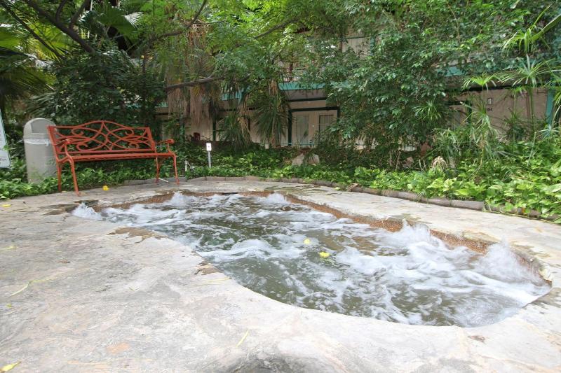 בית מלון כפרי Family Garden Inn & Suites