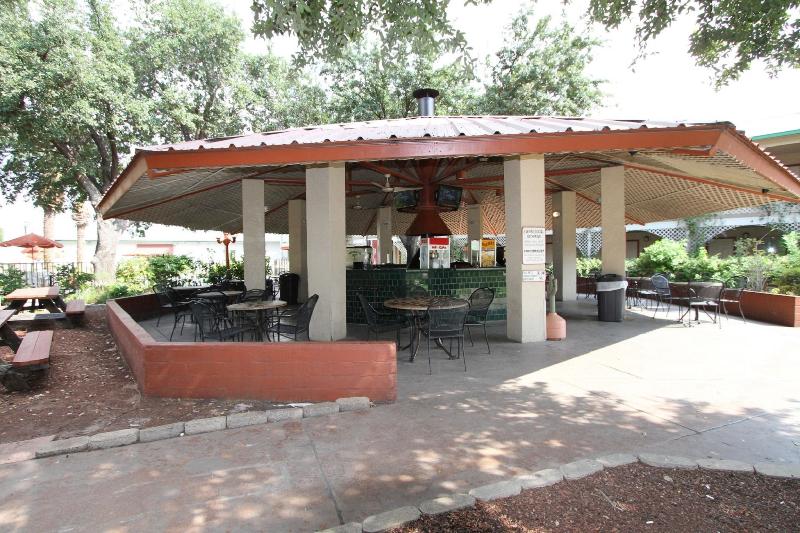 בית מלון כפרי Family Garden Inn & Suites