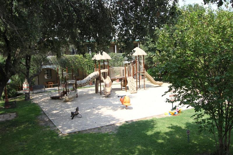 בית מלון כפרי Family Garden Inn & Suites