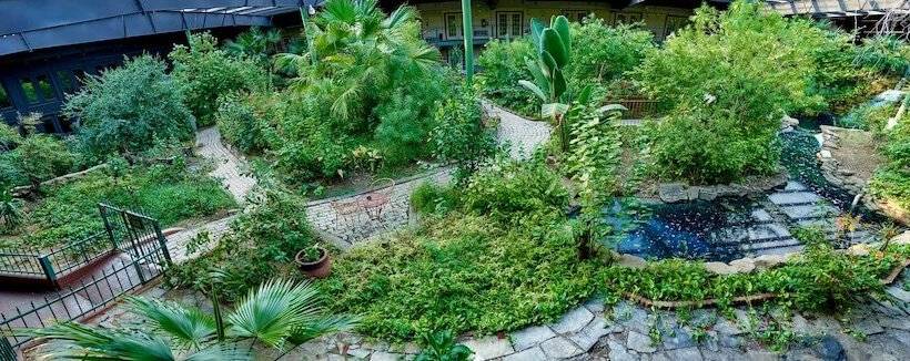 בית מלון כפרי Family Garden Inn & Suites