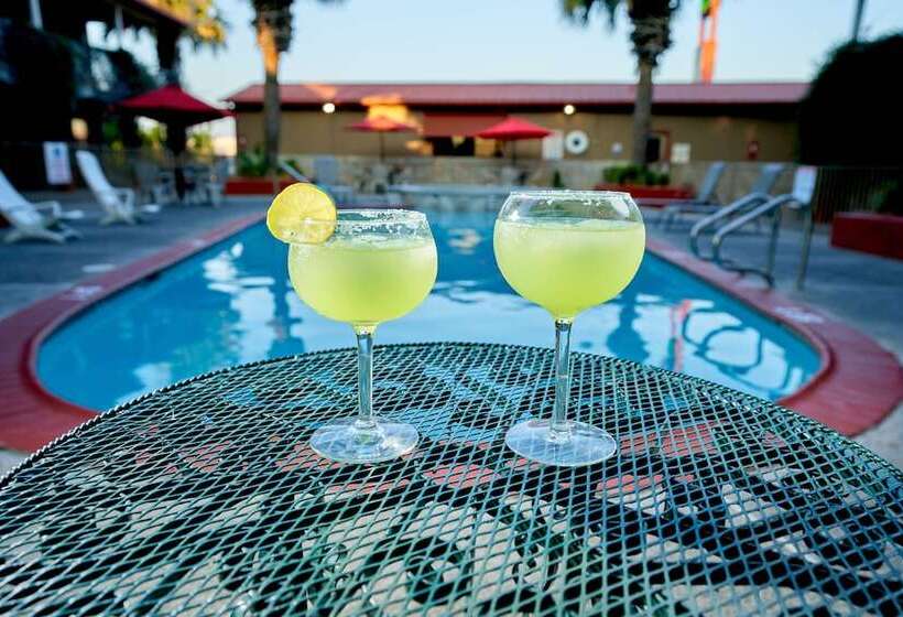 בית מלון כפרי Family Garden Inn & Suites