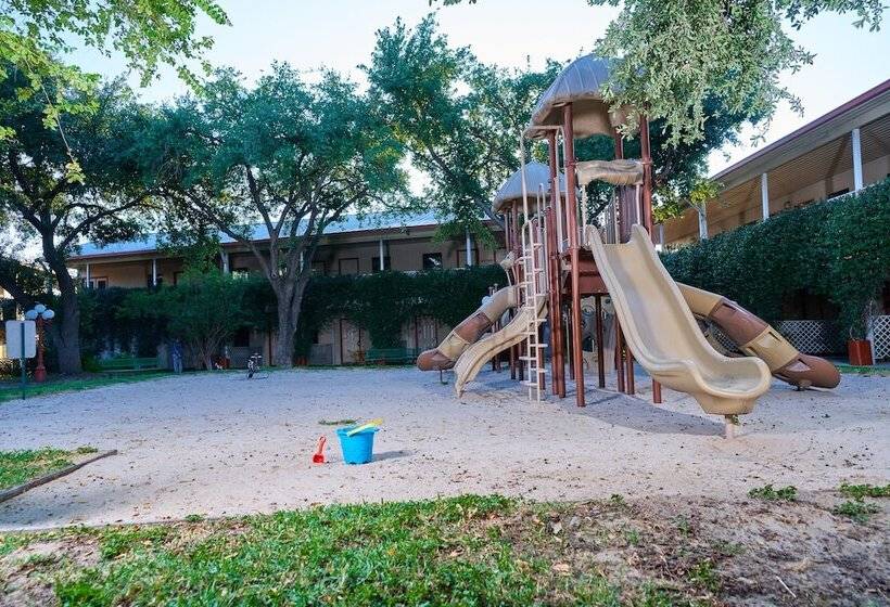 בית מלון כפרי Family Garden Inn & Suites