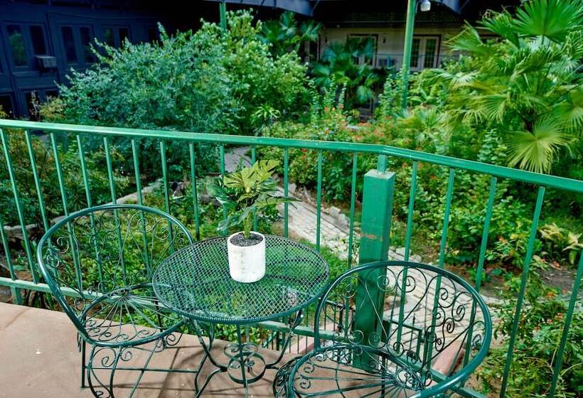 בית מלון כפרי Family Garden Inn & Suites