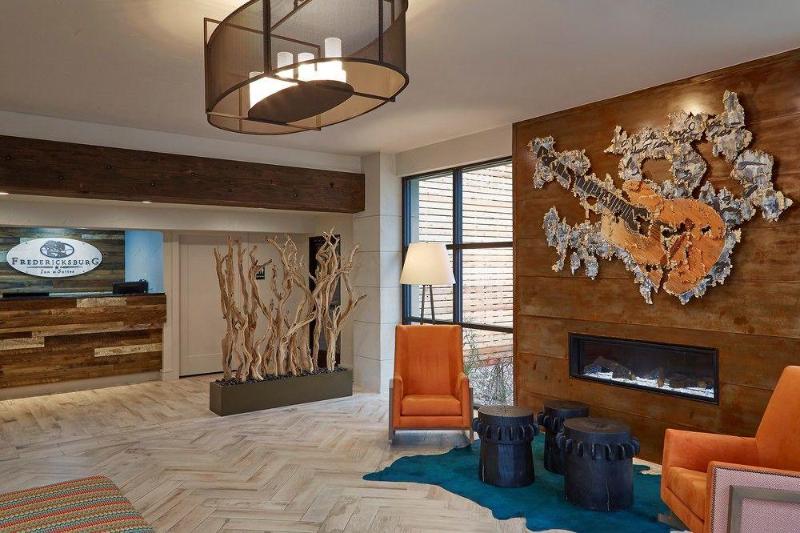 酒店 Fredericksburg Inn And Suites