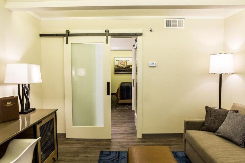 酒店 Fredericksburg Inn And Suites