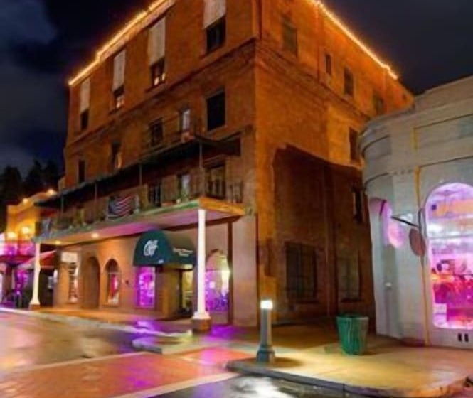 ホテル Historic Cary House