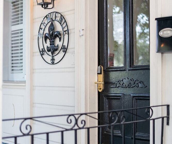 هتل Historic Streetcar Inn