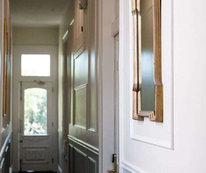 هتل Historic Streetcar Inn