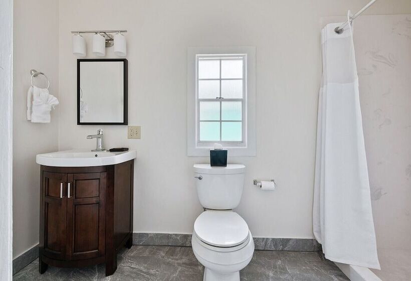 هتل Historic Streetcar Inn