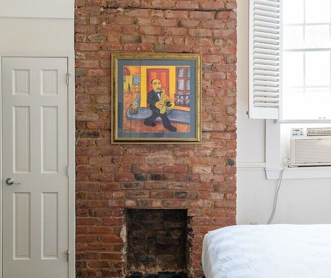 هتل Historic Streetcar Inn