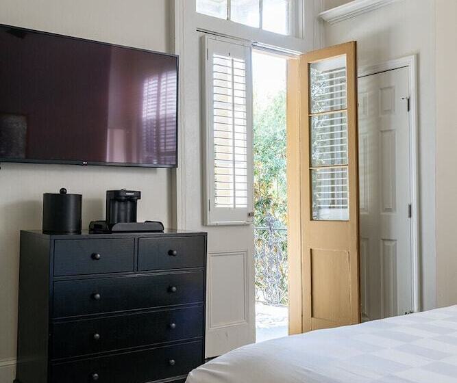 هتل Historic Streetcar Inn