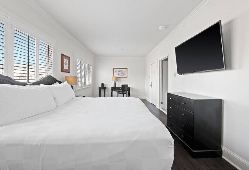 هتل Historic Streetcar Inn